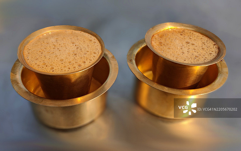 传统南印度热滤咖啡在纯黄铜咖啡杯套中/钦奈/静物图片素材