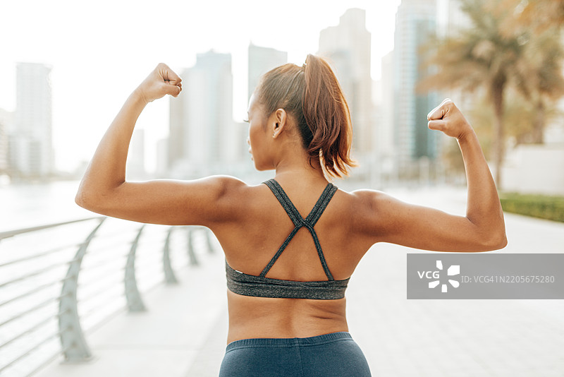 女人展示她的肌肉图片素材