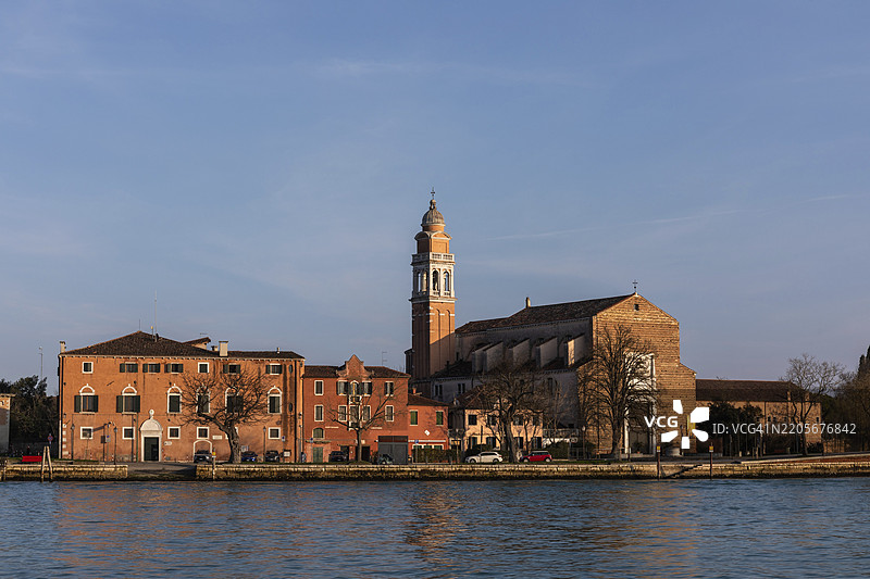 从海上看威尼斯意大利的圣尼科洛教堂图片素材
