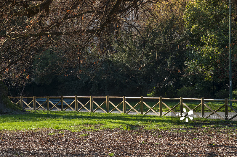 公共花园中的木栅栏图片素材