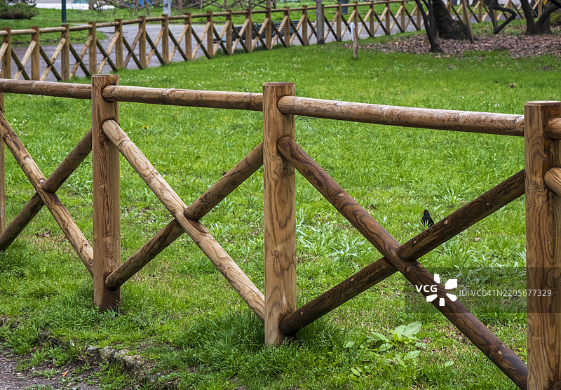 公共花园中的木栅栏图片素材