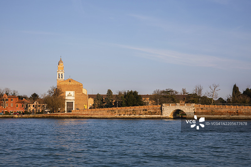 从海上看威尼斯意大利的圣尼科洛教堂图片素材