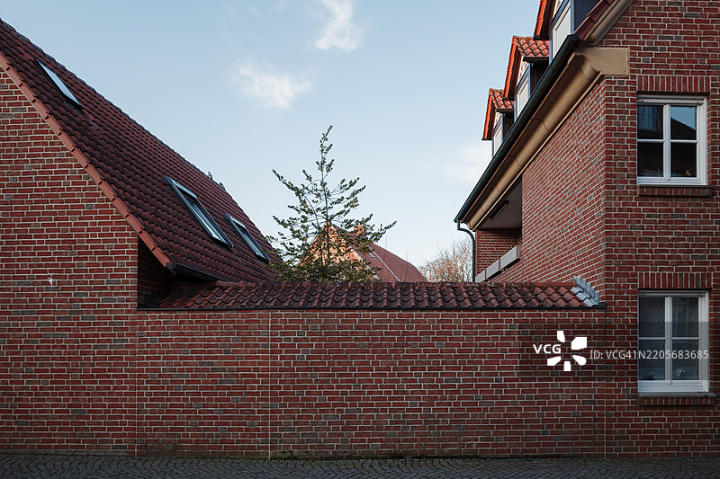 红砖建筑与倾斜的瓦屋顶。图片素材