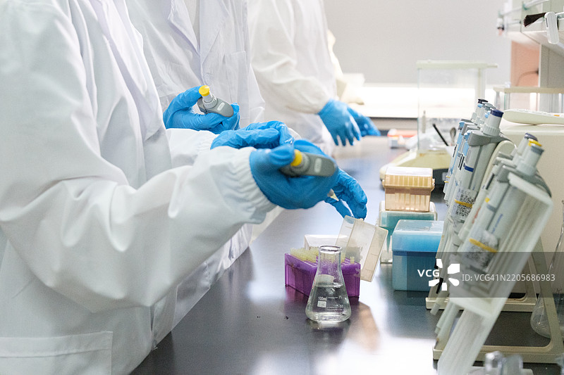 亚洲人在实验室进行医学研究图片素材