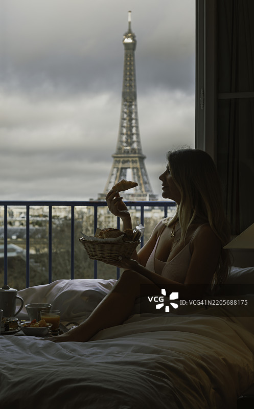 优雅的巴黎早餐，俯瞰埃菲尔铁塔，位于法国巴黎图片素材