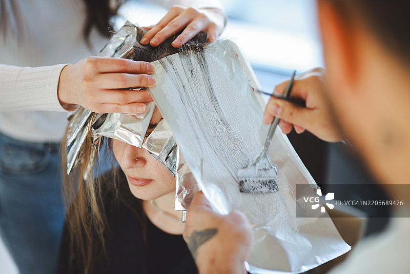 发型师为自然发色添加金色高光图片素材