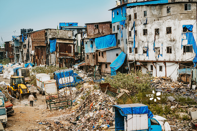 孟买达哈维贫民窟的城市景观，展示了住房和垃圾。图片素材
