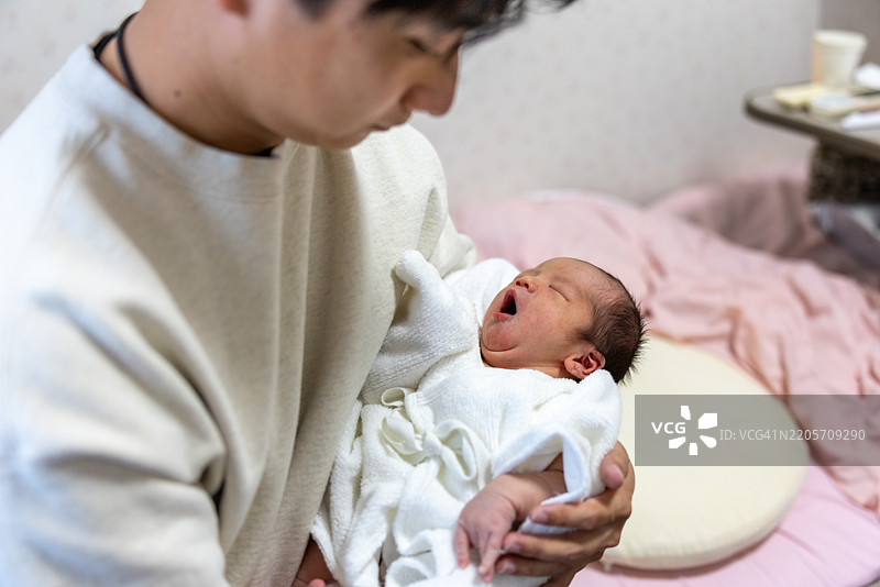 父亲抱着昨天刚出生的婴儿图片素材
