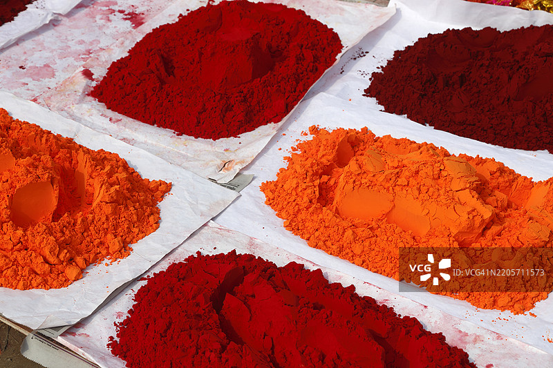 市场上出售的五彩的古拉尔粉末特写，适用于印度普拉亚格拉杰的库姆梅拉节图片素材