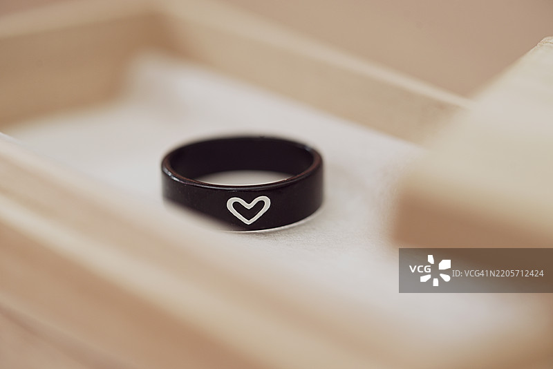礼盒中的黑色心形戒指特写图片素材