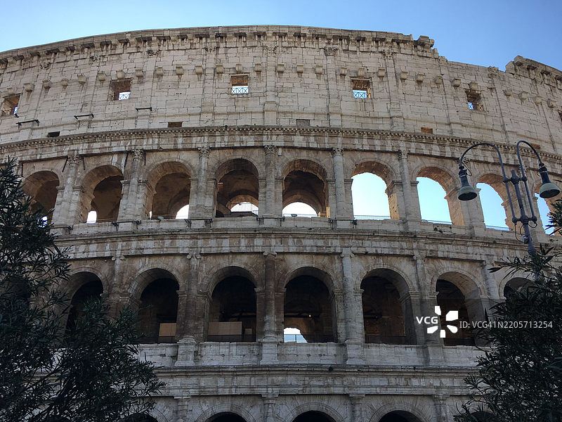 罗马，拉齐奥，意大利，蓝天背景下的斗兽场特写图片素材