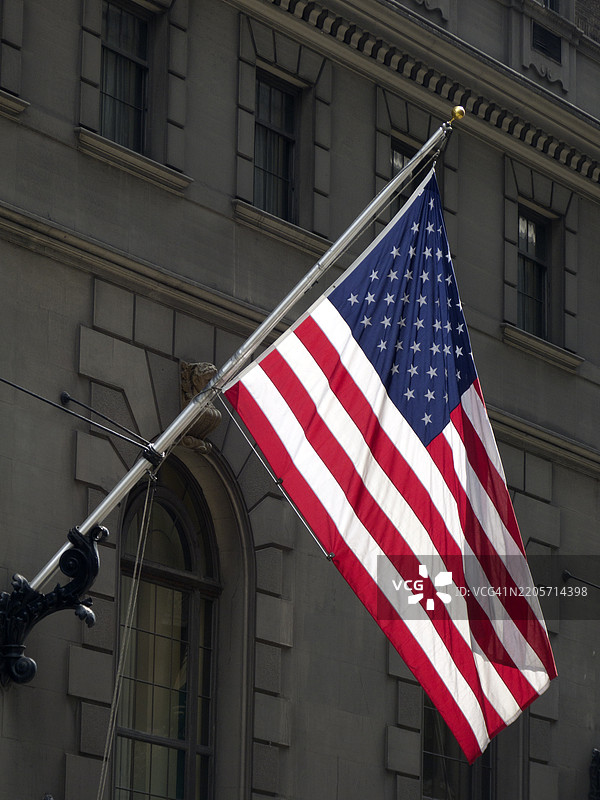 美国国旗在建筑外的旗杆上特写，纽约，美国图片素材