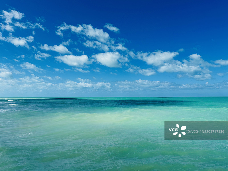 墨西哥尤卡坦州埃尔库约的翡翠海岸（Costa Esmeralda）海滩上的绿色海水图片素材