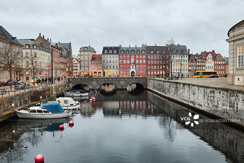 哥本哈根历史中心的风景如画的克里斯蒂安港运河景观图片素材