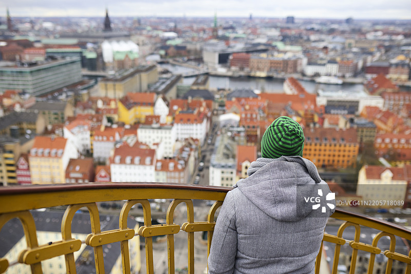 男子背影欣赏丹麦哥本哈根的全景视野图片素材