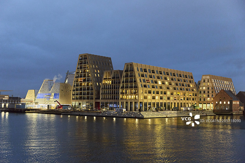 哥本哈根Trangravsvej运河黄昏时的水边景色图片素材