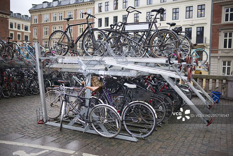 哥本哈根，丹麦的城市环境中的双层自行车停车场图片素材