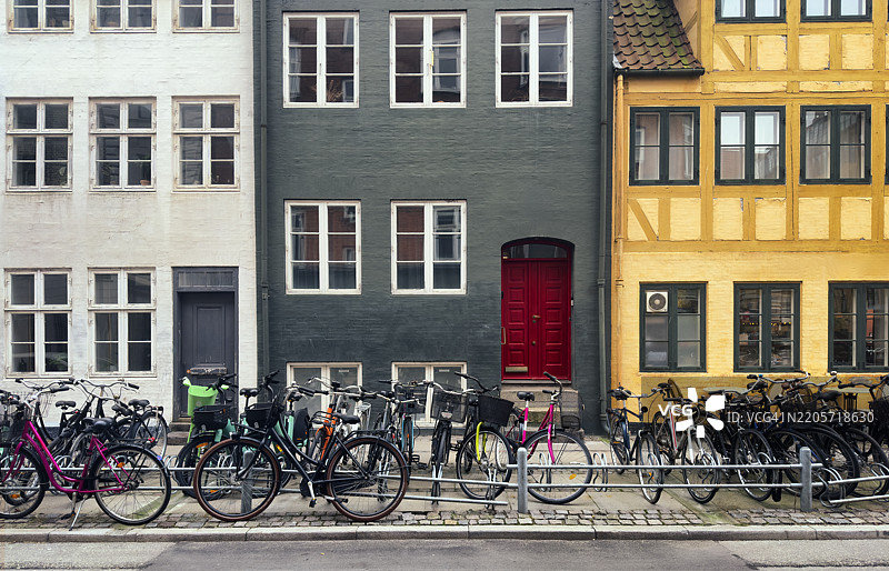 哥本哈根，丹麦的自行车与多彩建筑图片素材