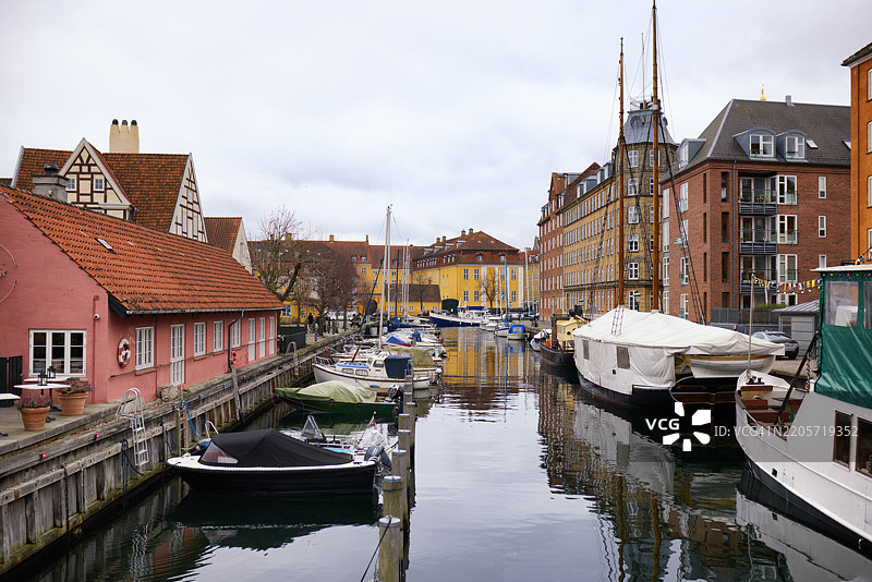 哥本哈根丹麦基督港运河沿岸的五彩缤纷建筑图片素材