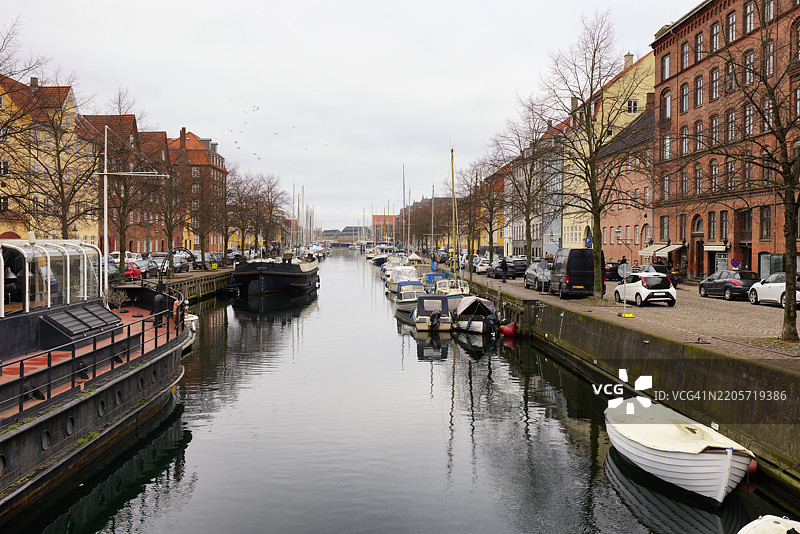 哥本哈根丹麦基督港运河沿岸的五彩缤纷建筑图片素材