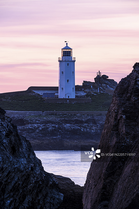 戈德里维灯塔，位于戈德里维岛的灯塔。黄昏时分的日落。英格兰，康沃尔，英国图片素材