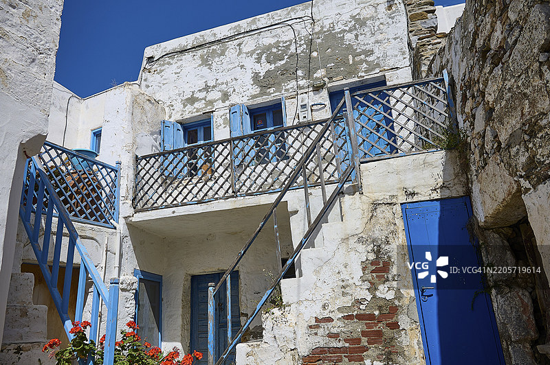 白色建筑配有蓝色百叶窗和蜿蜒的楼梯设计，霍拉，阿斯提帕利亚，德德卡尼斯群岛，希腊，欧洲图片素材