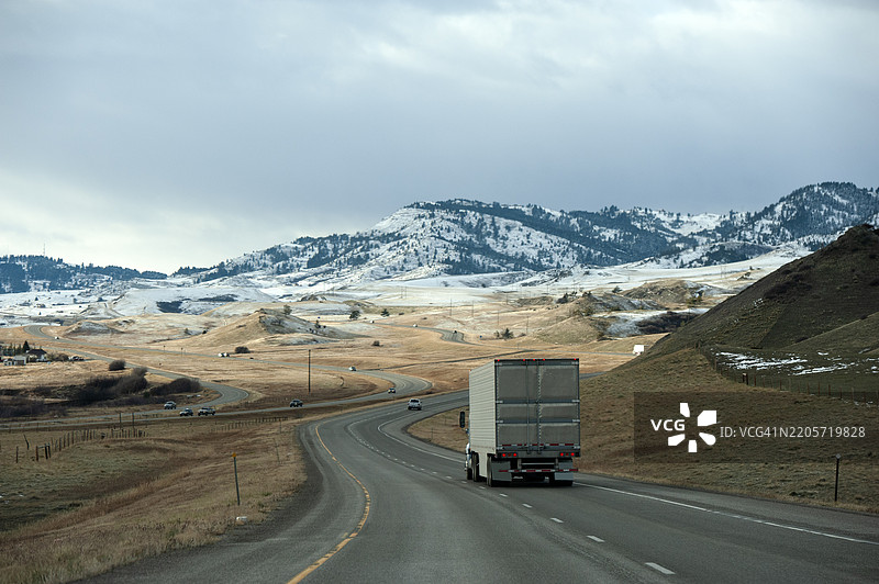 劳雷尔附近的雪山和公路图片素材