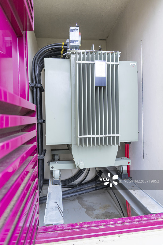 带有电缆的粉色框架外壳的大型变压器，开关柜建设，光伏系统建设，主要客户，恩茨克赖斯，德国，欧洲图片素材