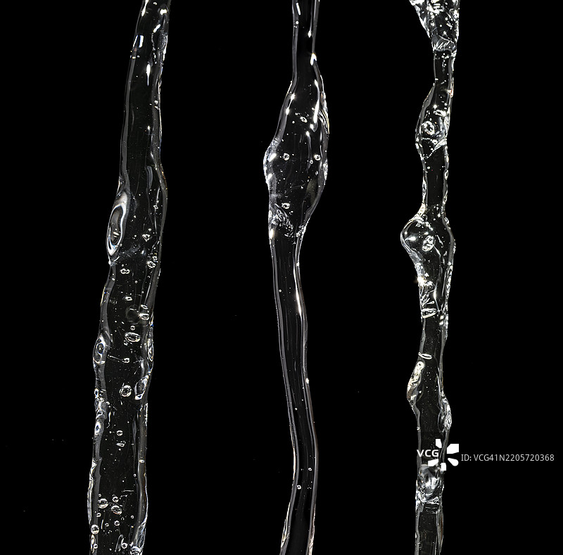 清澈干净的水流向下喷射。图片素材