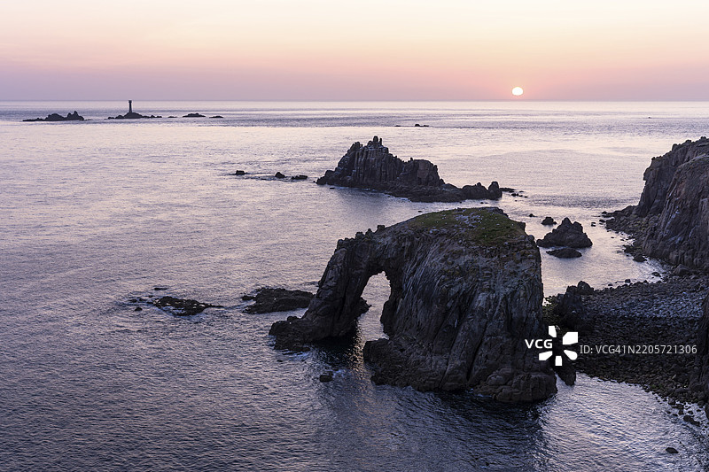 兰兹角的海岸风景。恩尼斯·多德南拱门与岩石门。在黄昏时分的日落时刻。兰兹角,彭赞斯,康沃尔,英格兰,英国图片素材