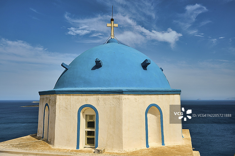 蓝色教堂塔楼与海景在蓝天之下，希腊建筑，阿吉奥斯·乔治奥斯教堂，霍拉，阿斯提帕利亚，多德卡尼斯群岛，希腊，欧洲图片素材