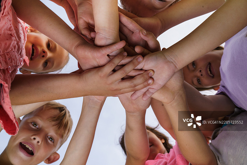 孩子们手拉手站成一个圆圈图片素材