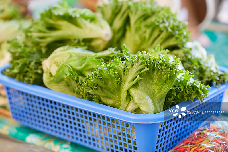 特写的冰山生菜放在篮子里图片素材