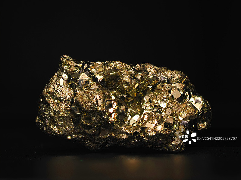 黑色背景下的宝石特写图片素材