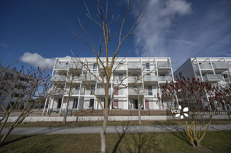 新住宅楼位于德国巴伐利亚州维尔茨堡的Hubland新区,建于前美国莱顿兵营的遗址上。图片素材