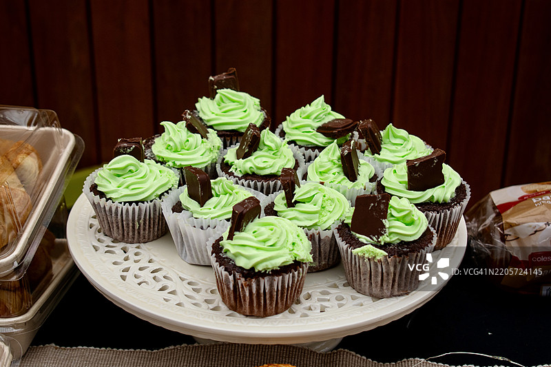 高角度视图的盘子里的甜点放在桌子上图片素材