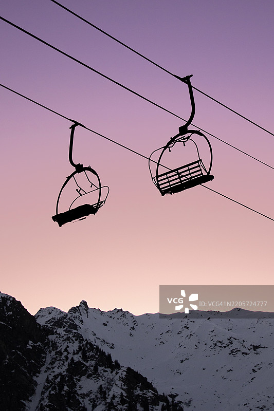 夕阳下法国滑雪缆车的低角度视图图片素材