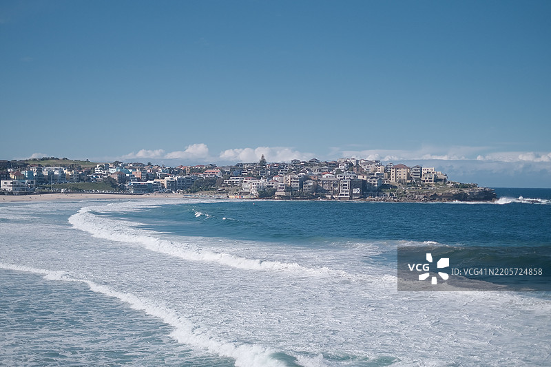 建筑旁的海景与天空相映成趣图片素材