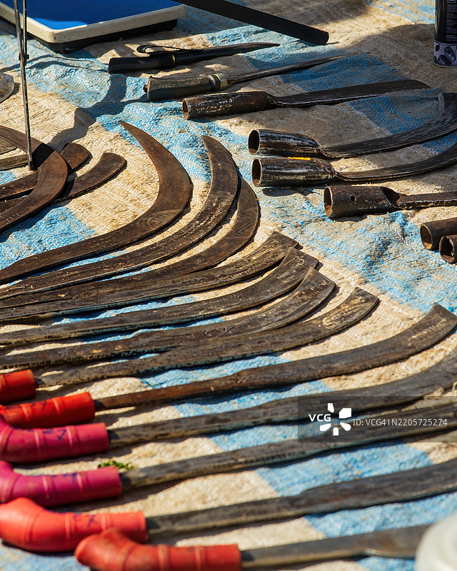 在吉兰卡萨的早市上展示出售的经典园艺用品图片素材