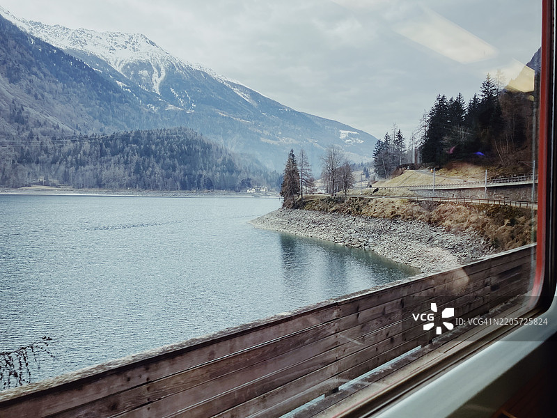 冬季从红色贝尔尼纳列车上看到的波斯基亚沃湖图片素材
