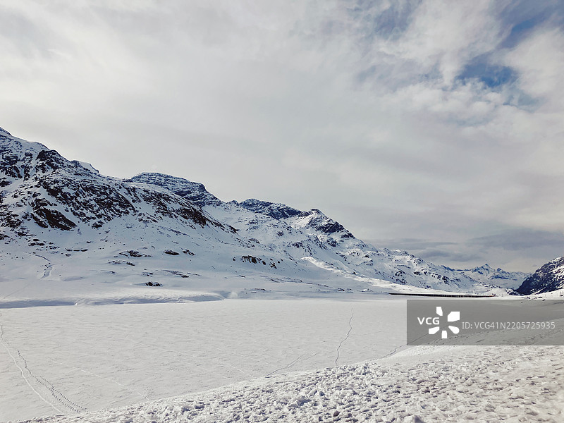奥斯皮齐奥·贝尔尼纳的白湖冰封景象图片素材