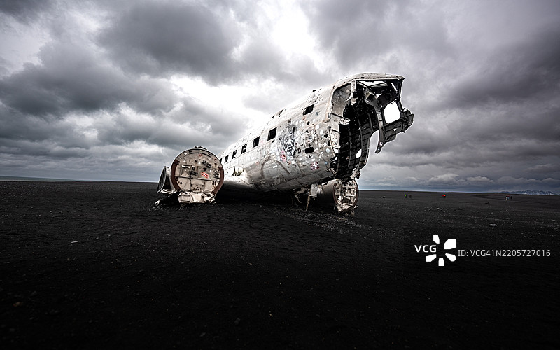 冰岛南部海滩上的废弃飞机图片素材