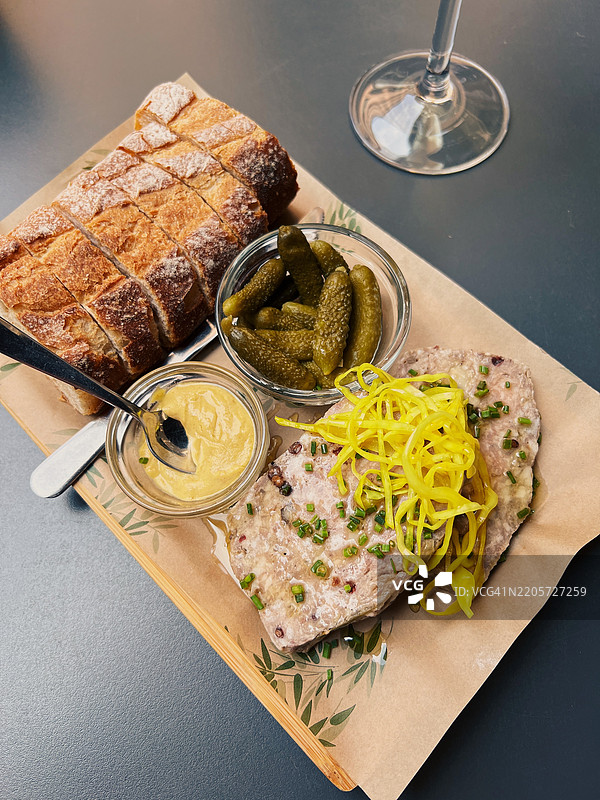餐厅提供的鸭肉酱配腌菜、芥末和新鲜面包图片素材