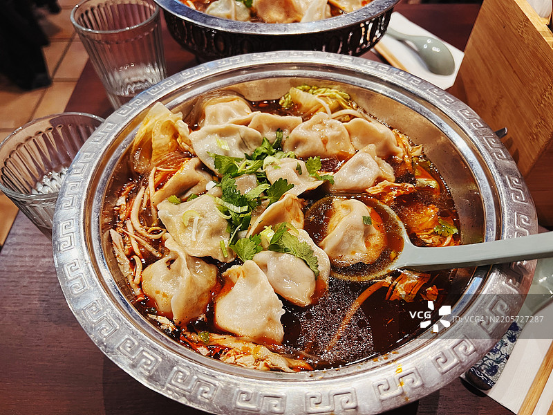 餐厅供应的饺子汤图片素材