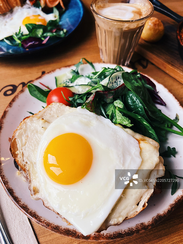咖啡馆里供应的带煎蛋的克罗克玛丹奶酪三明治早餐图片素材