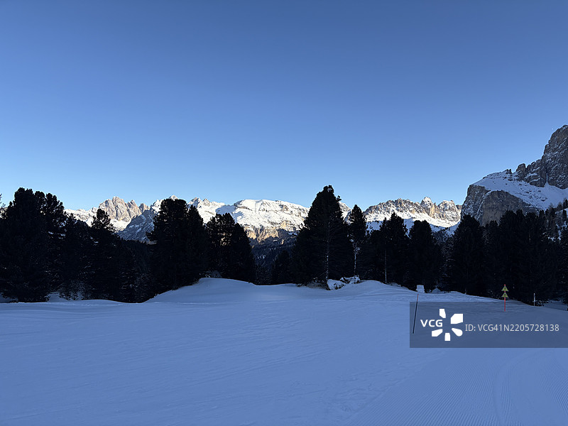 雪山与晴朗蓝天的美丽景色，意大利瓦尔加尔德纳森林图片素材