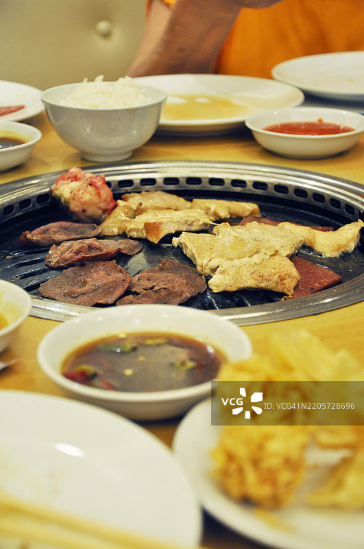 正宗亚洲烧烤，配有肉类和酱汁图片素材