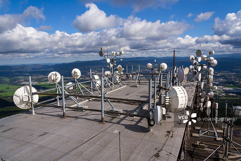 电信塔上的一堆发射器和天线图片素材