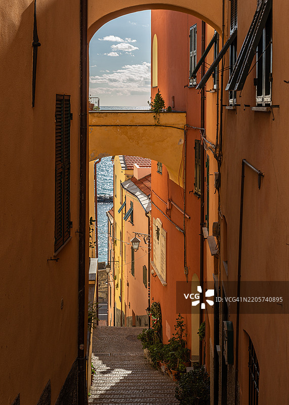 切尔沃的多彩小巷，利古里亚地区一个历史悠久的小村庄，受欢迎的旅游目的地图片素材