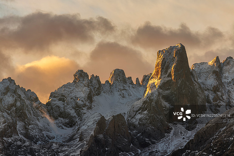 皮科·乌里耶卢(Pico Urriellu)纳兰霍·德·布尔内斯(Naranjo de Bulnes)阿斯图里亚斯(Asturias)西班牙图片素材